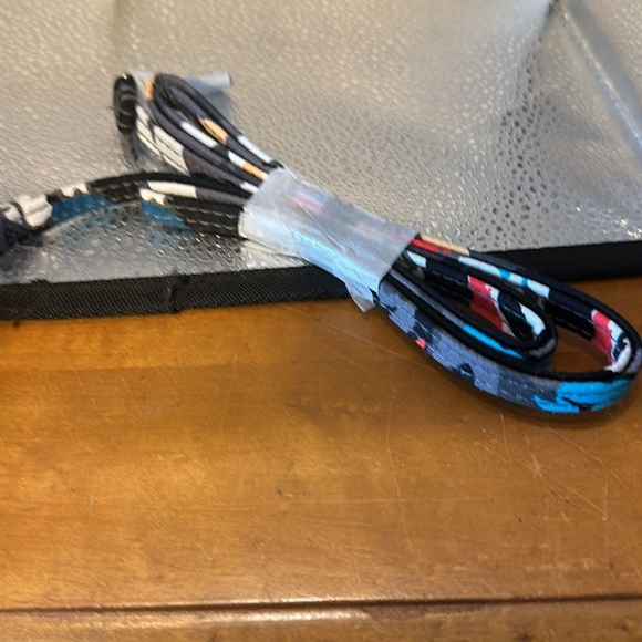 Vera Bradley new with tags and can be used as a wristlet or Crossbody - Picture 5 of 7